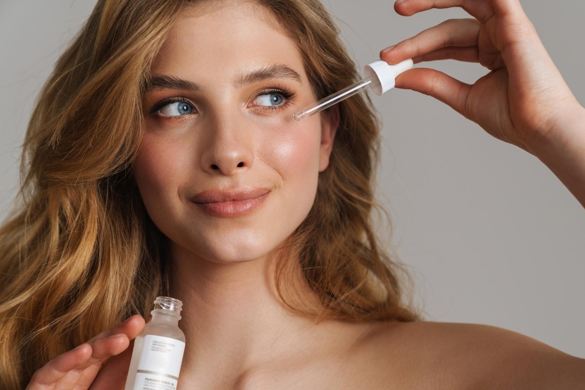Ρετινόλη vs πεπτίδια: Ποιο συστατικό ταιριάζει πραγματικά στην ηλικία σου;