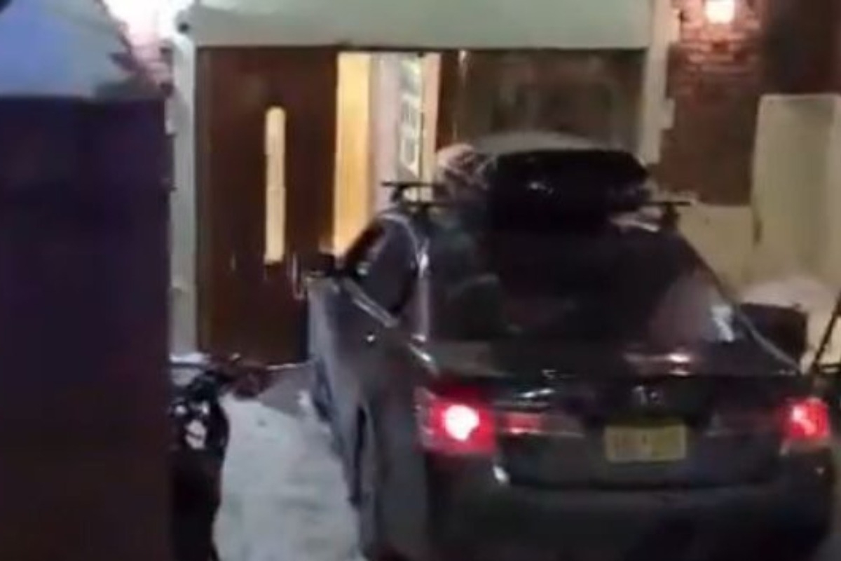 Αυτοκίνητο έπεσε πάνω σε συναγωγή στη Νέα Υόρκη: Έρευνα για έγκλημα μίσους - Βίντεο - Ο δήμαρχος της Νέας Υόρκης Ζόραν Μαμντάνι δήλωσε πως ο άνδρας που συνελήφθη, «εσκεμμένα και επανειλημμένα έριξε το αυτοκίνητό του πάνω στο κτίριο»