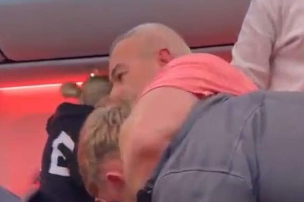 Βρετανία: Νέο βίντεο από το άγριο ξύλο σε πτήση από την Τουρκία - Ένας μεγάλος καυγάς μεταξύ επιβατών οδήγησε το αεροσκάφος να προσγειωθεί εκτάκτως στις Βρυξέλλες