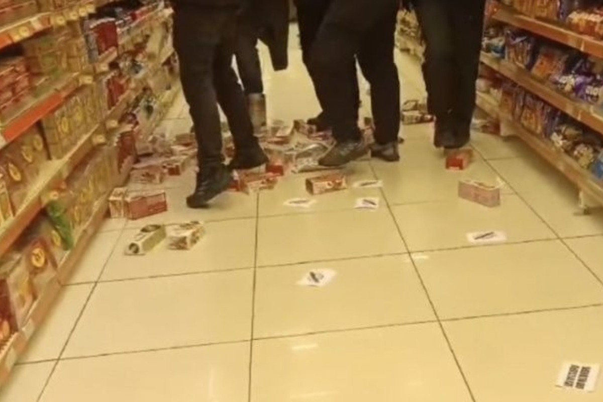 Βόλος: Νεαροί πέταξαν και ποδοπάτησαν προϊόντα «Βιολάντα» σε σούπερ μάρκετ - Τρικάκια και συνθήματα - Τρικάκια, συνθήματα και μπισκότα «Βιολάντα» στο πάτωμα