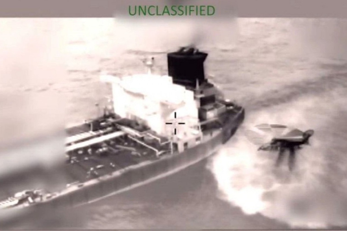 Καραϊβική: Καρέ καρέ η κατάληψη του πετρελαιοφόρου της Βενεζουέλας από Αμερικανούς πεζοναύτες - Αμερικανοί πεζοναύτες αποβιβάστηκαν από ελικόπτερο στο κατάστρωμα του «Olina»