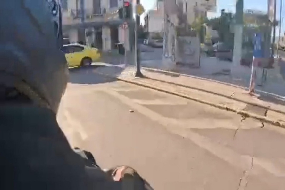Καταδίωξη στο κέντρο της Αθήνας - Τους πρόδωσαν οι αναρτήσεις στα social media - Χωρίς δίπλωμα ο οδηγός, την ώρα που ο συνεπιβάτης βιντεοσκοπούσε και τον παρότρυνε να παραβιάζει κόκκινα φανάρια και να κινείται στο αντίθετο ρεύμα