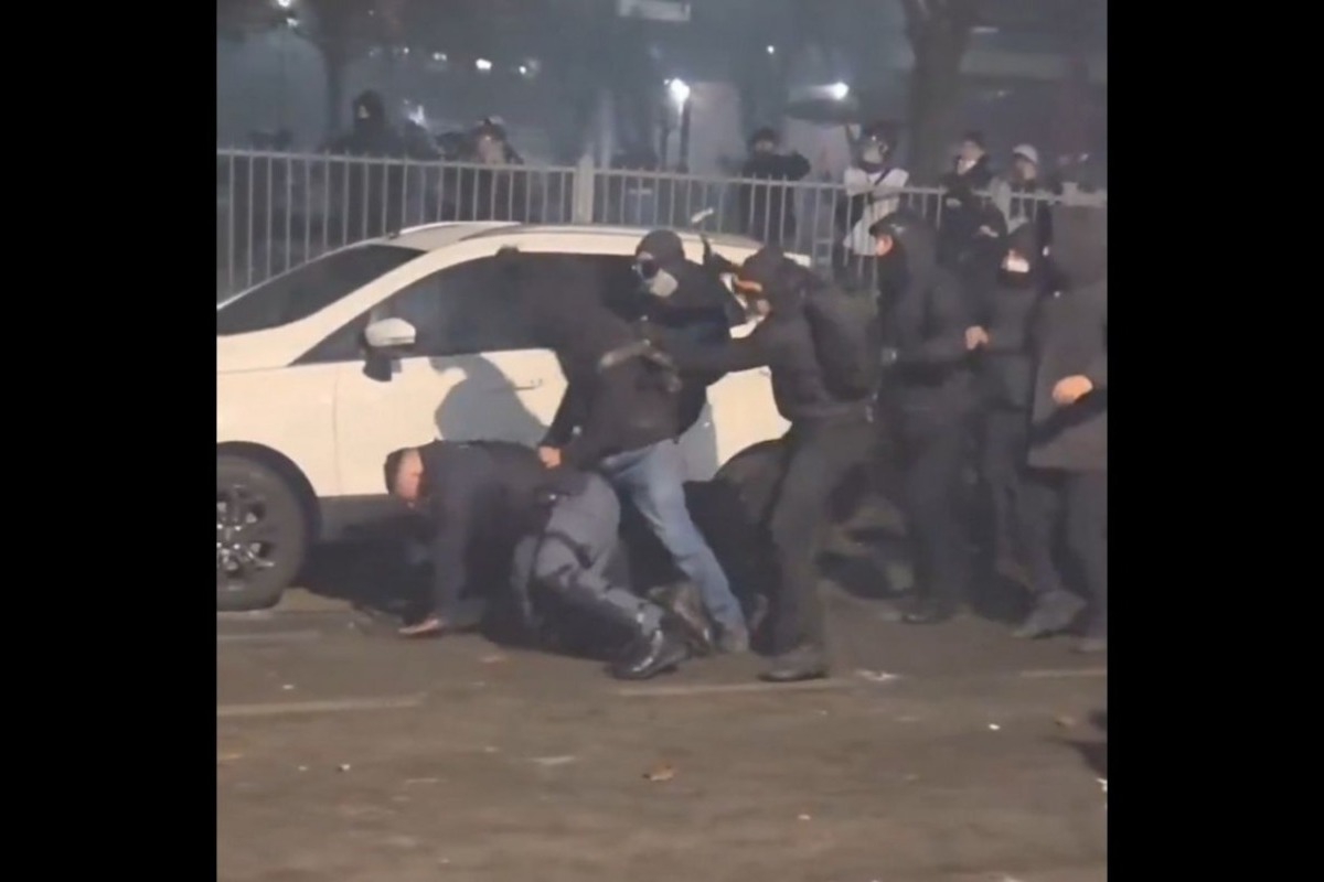 Αστυνομικός δέχτηκε επίθεση με σφυρί κατά την διάρκεια σφοδρών συγκρούσεων με διαδηλωτές - Βίντεο δείχνει έναν αστυνομικό, ο οποίος είναι πεσμένος στο έδαφος, να περικυκλώνεται και να δέχεται κλωτσιές και χτυπήματα με ένα σφυρί