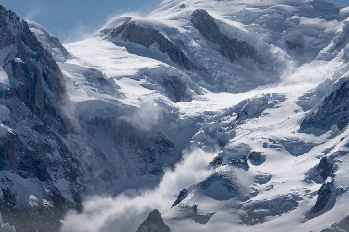 Ιταλία: Γυναίκα περιγράφει τη στιγμή που χιονοστιβάδα έπληξε χιονοδρομικό κέντρο - Σε βίντεο φαίνεται μια ομάδα ανθρώπων, μεταξύ των οποίων και παιδιά, να κάθονται σε μια ουρά περιμένοντας το τελεφερίκ, όταν ξαφνικά τους χτύπησε η χι