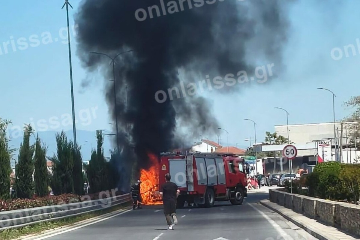 Λάρισα: Αυτοκίνητο τυλίγεται στις φλόγες στη μέση του δρόμου - Δείτε βίντεο - Oι επιβαίνοντες πρόλαβαν να απομακρυνθούν έγκαιρα από το φλεγόμενο όχημα