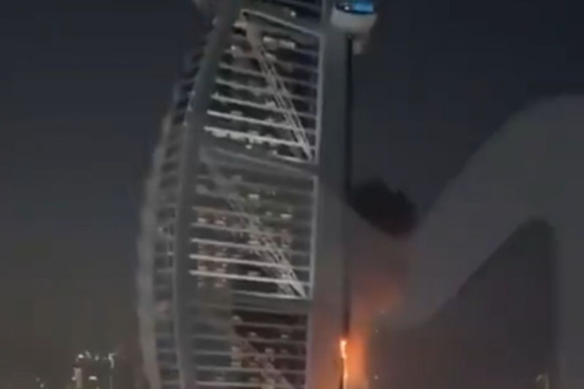 Ντουμπάι: Χτυπήθηκε από ιρανικό drone το Burj al Arab - Το πιο εμβληματικό κτήριο στην περιοχή - Η κατασκευή του σε ένα τεχνητό νησί σηματοδότησε την αρχή της ραγδαίας ανάπτυξης της πόλης