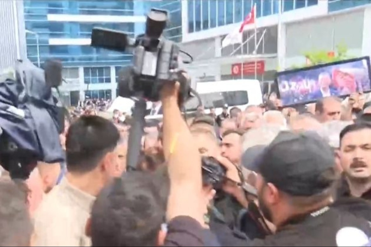 Τουρκία: Επέμβαση αστυνομίας στα κεντρικά γραφεία του CHP - Επεισόδια οπαδών Οζέλ - Κιλιτσντάρογλου - Τα κεντρικά γραφεία του CHP έχουν εκκενωθεί - Ο Özgür Özel έχει φύγει από τα κεντρικά γραφεία