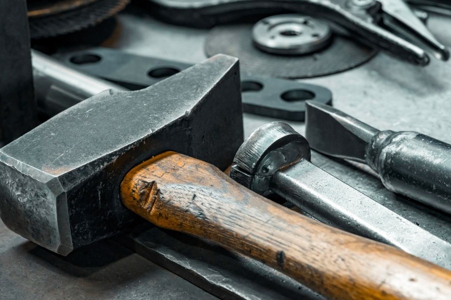 Ανδρας τραυμάτισε με σφυρί εφήβους «επειδή μιλούσαν δυνατά», ψέκασε με άγνωστη ουσία τρεις αστυνομικούς