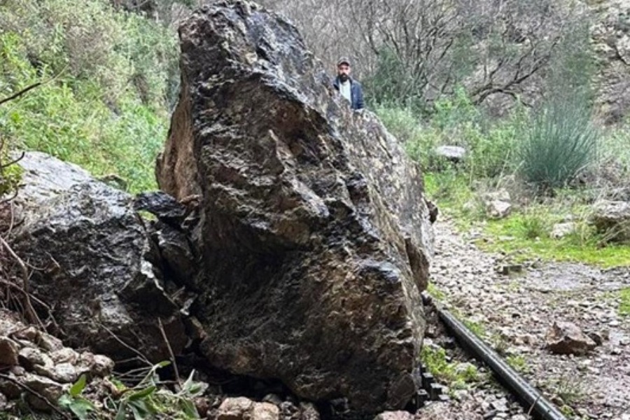 Οδοντωτός: Τεράστιοι βράχοι πέφτουν στις ράγες – Αναστέλλεται προσωρινά η λειτουργία του
