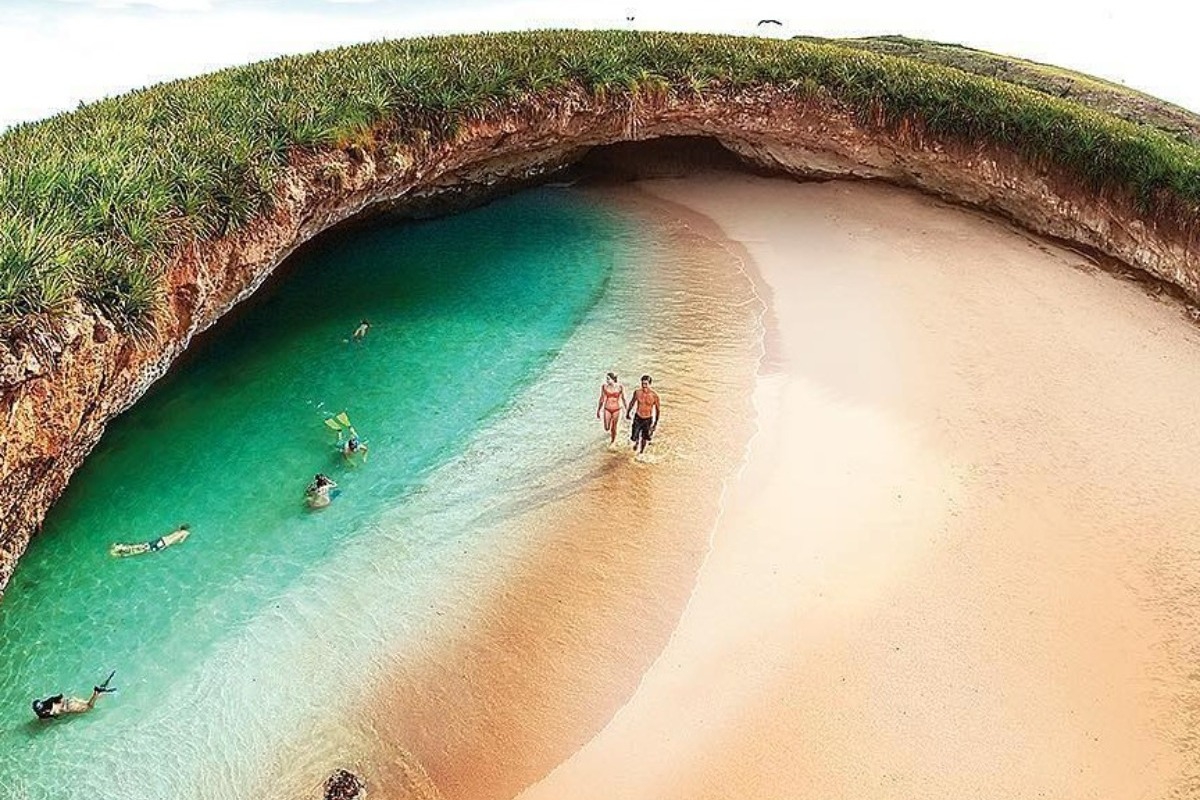 Η «κρυφή» παραλία που δεν φαίνεται από πουθενά: Ο μυστικός παράδεισος που κρύβεται μέσα σε κρατήρα