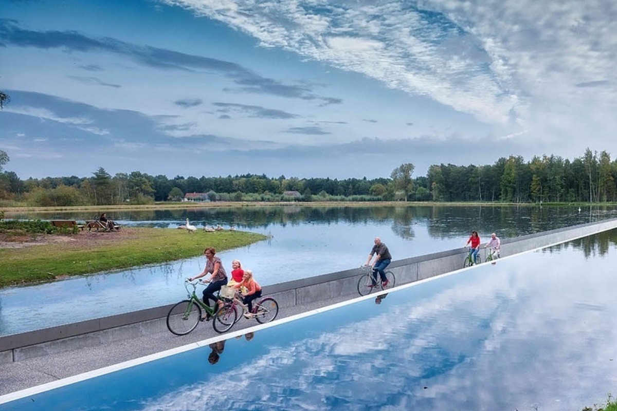 Ποδηλατώντας μέσα στο νερό: Ο πιο παράξενος ποδηλατόδρομος της Ευρώπης που έγινε viral