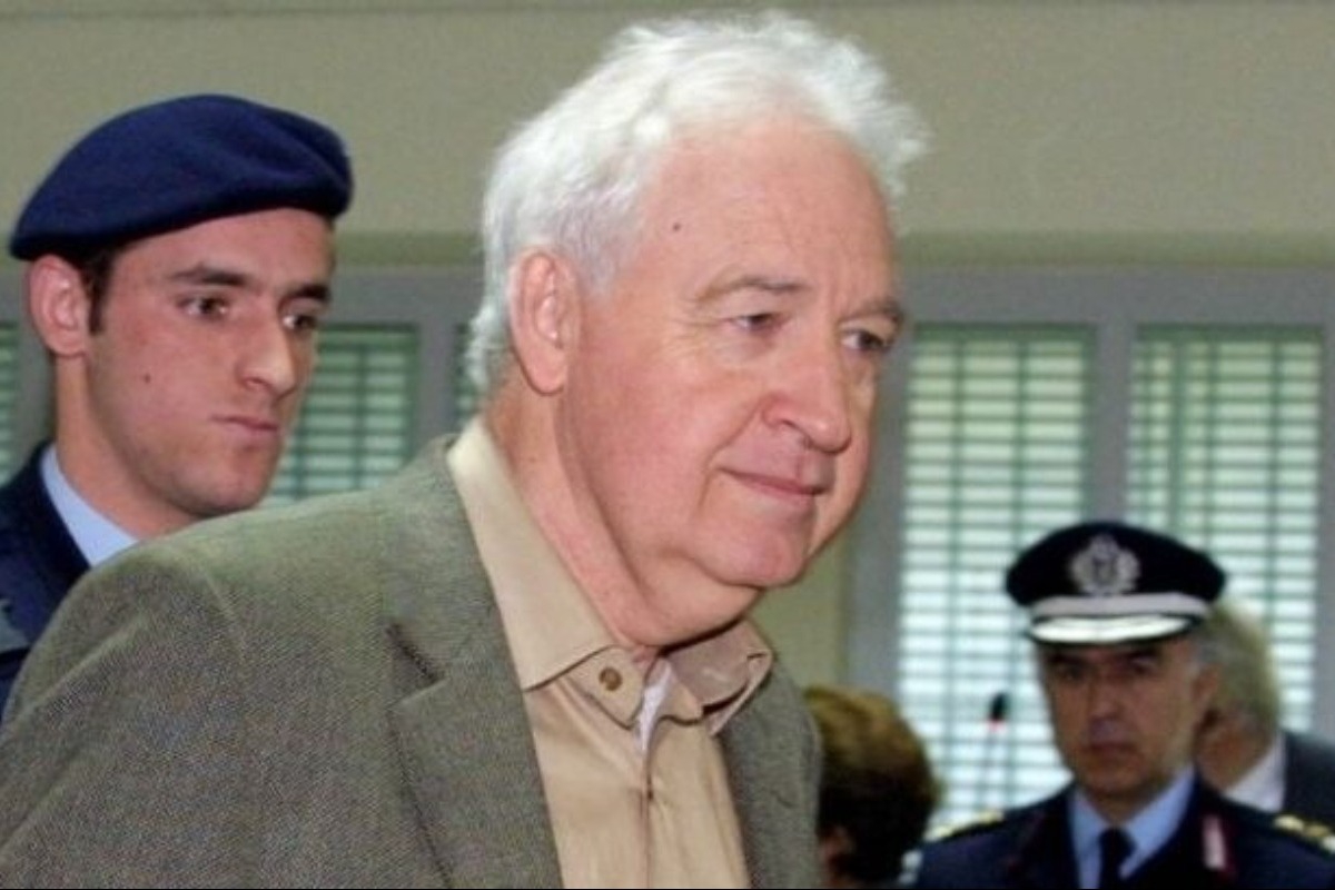Αποφυλακίστηκε ο αρχηγός της «17 Νοέμβρη» Αλέξανδρος Γιωτόπουλος - Υπενθυμίζεται ότι το Εφετείο τον καταδίκασε σε 17 φορές ισόβια κάθειρξη και 25 χρόνια κάθειρξης