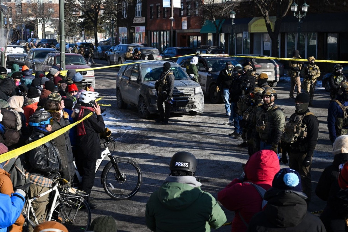 Νέο σοκ στη Μινεάπολη: Πυρά ομοσπονδιακών πρακτόρων κατά πολίτη - Ο κυβερνήτης της πολιτείας Τιμ Γουόλς ζητά τον άμεσο τερματισμό των ομοσπονδιακών επιχειρήσεων, χαρακτηρίζοντας την κατάσταση «αρρωστημένη»