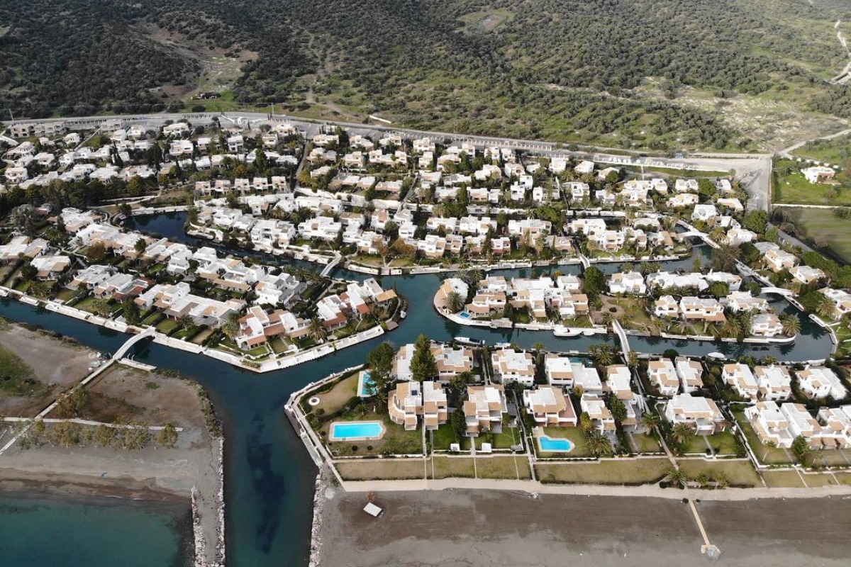 Απίστευτο κι όμως ελληνικό: Το χωριό που αντί για δρόμους έχει κανάλια!