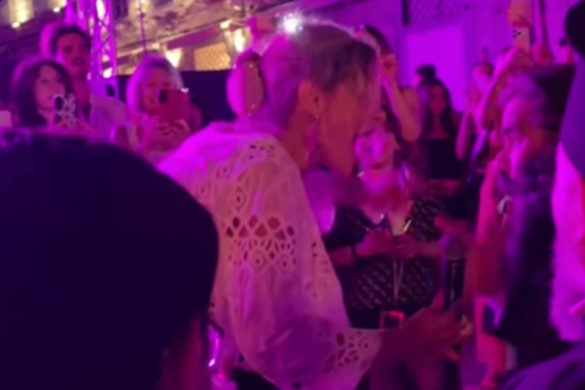 Viral στο TikTok: Η Νατάσσα Μποφίλιου τραγουδά αγκαλιά με ιερέα σε live εμφάνισή της