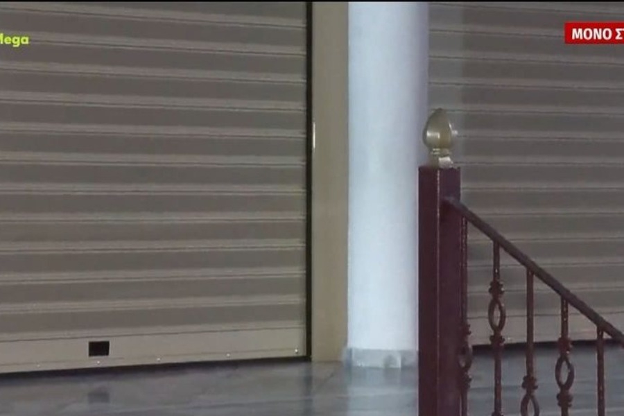 Κορυδαλλός: Ανεβάζει και κατεβάζει ρολά στην εκκλησία ο ιερέας