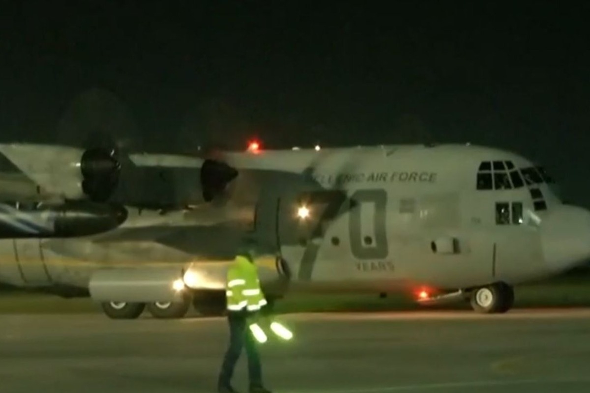 Ελευσίνα: Προσγειώθηκε το C-130 με τους 91 Έλληνες που είχαν εγκλωβιστεί στο Αμπου Ντάμπι - Οι επαναπατριζόμενοι Έλληνες μόλις αποβιβαστούν από το αεροσκάφος θα μεταφερθούν με πούλμαν για αποβίβαση στην Ακαδημίας 1, στο κέντρο της Αθήνας