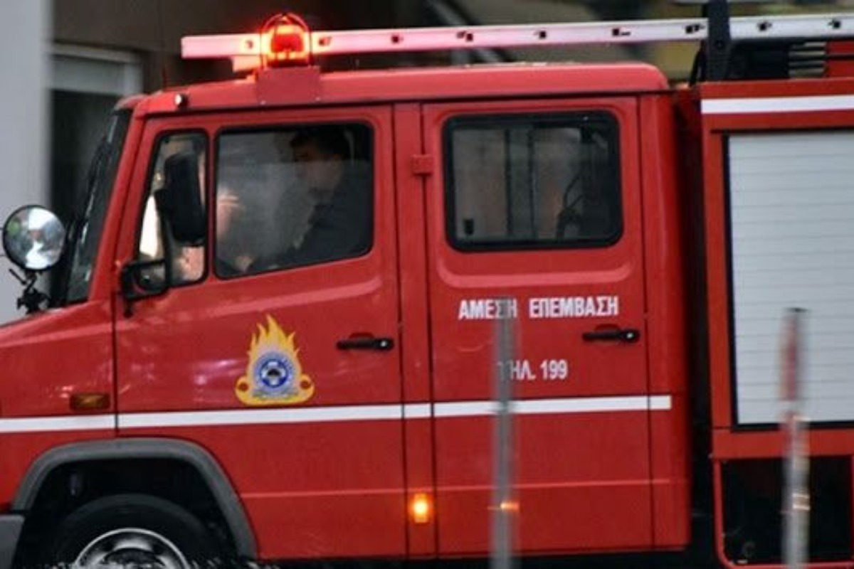 Κακοκαιρία: Κοντέινερ αναποδογύρισε από τους ισχυρούς ανέμους στην Πάτρα - Σοβαρά προβλήματα από την κακοκαιρία