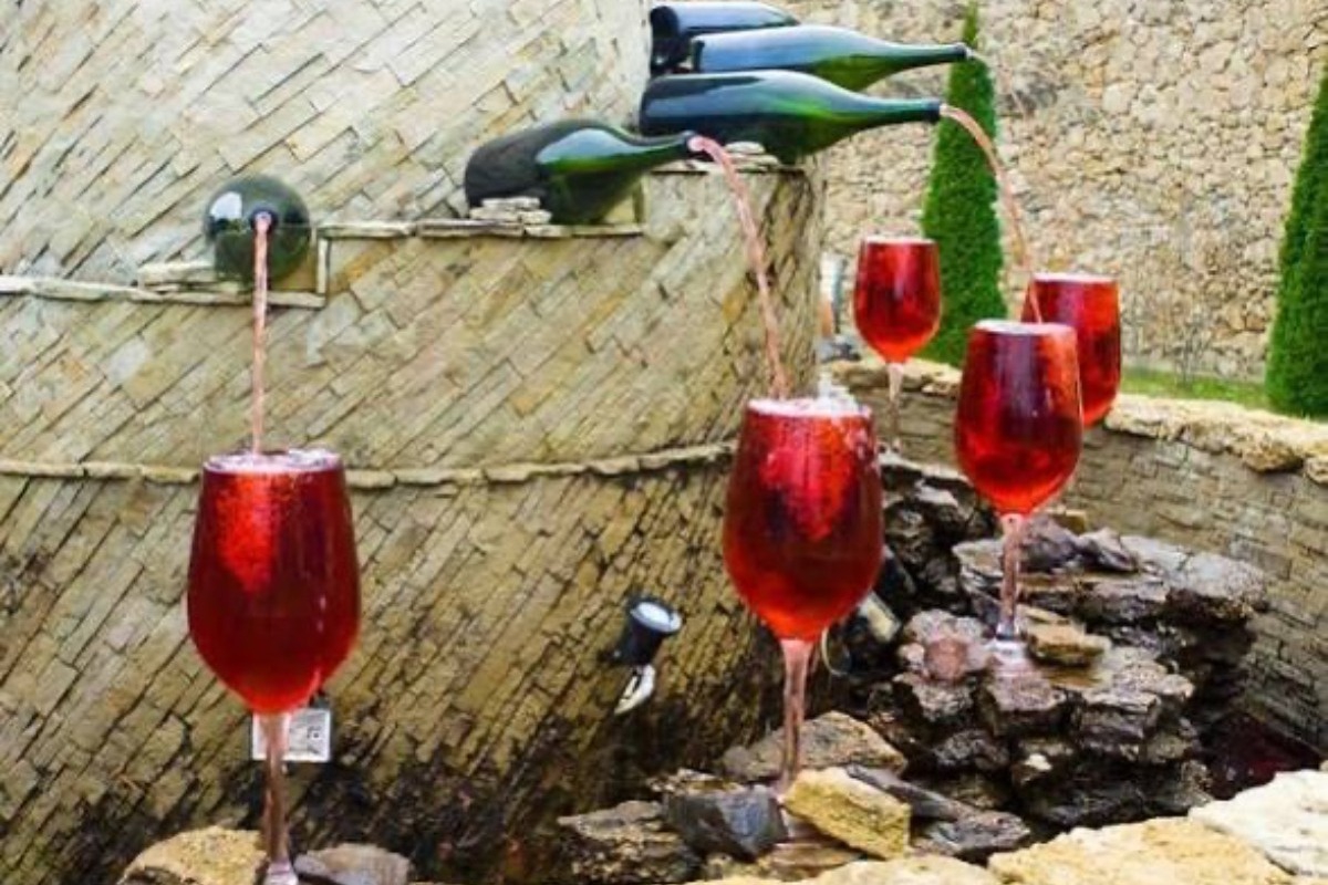 Υπάρχει ένα χωριό όπου το κρασί… τρέχει δωρεάν από δημόσια βρύση – και είναι 100% αληθινό!