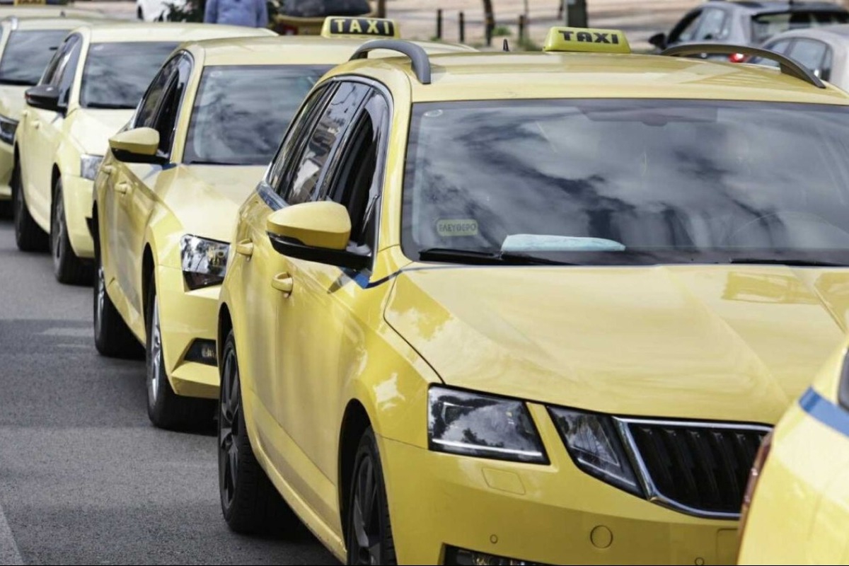 Χειροπέδες σε οδηγό ταξί που χρέωσε 45 ευρώ για διαδρομή από Μοναστηράκι στον Πειραιά - Όπως προέκυψε από την έρευνα των αστυνομικών, ο οδηγός του ταξί δεν είχε θέσει σε λειτουργία το ταξίμετρο