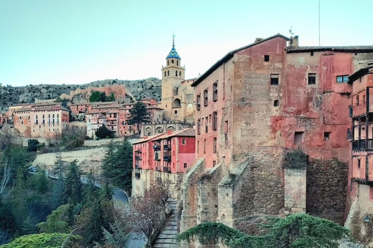 Η ροζ καστροπολιτεία της Ισπανίας που έχει ανακηρυχθεί Εθνικό Μνημείο και θεωρείται η ομορφότερη της χώρας