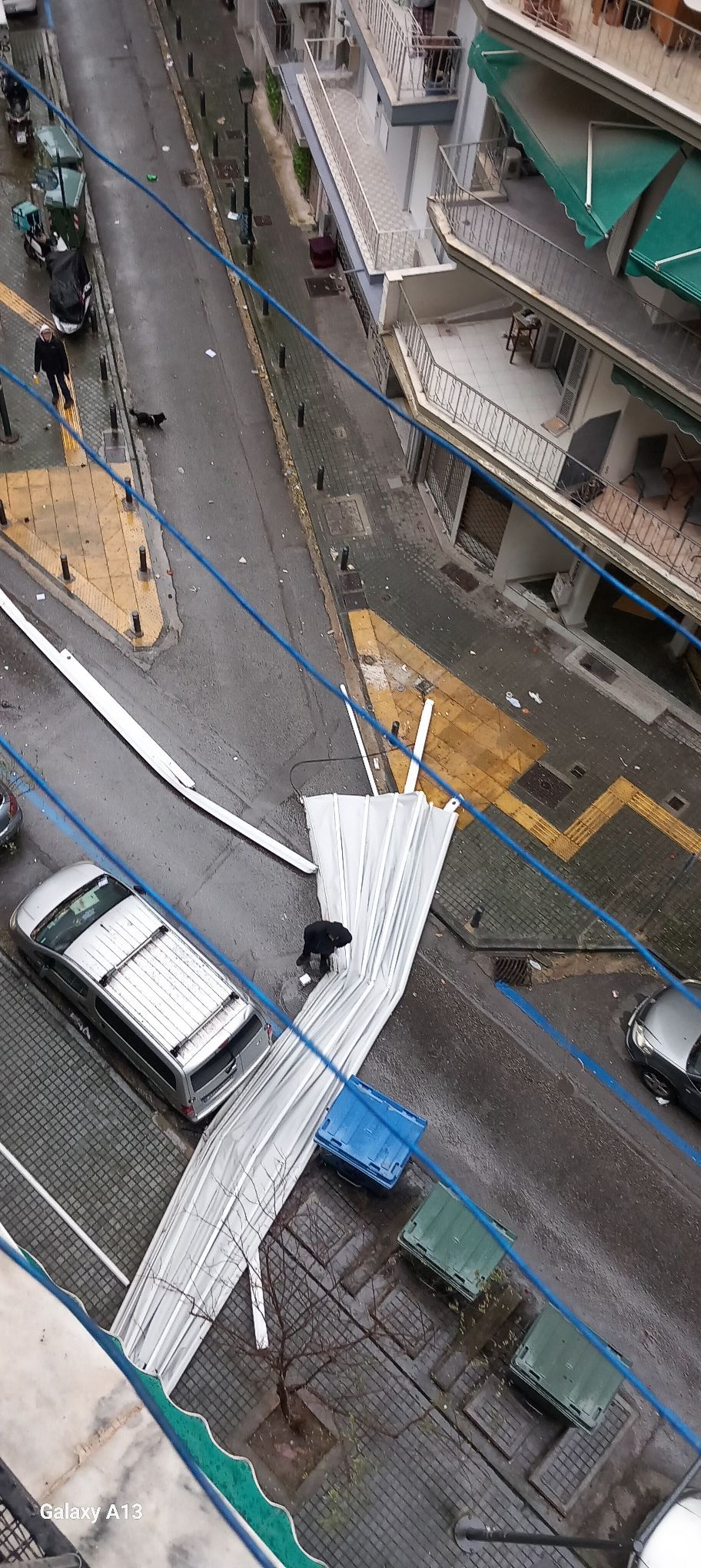 Θεσσαλονίκη: Τέντα «εκτοξεύτηκε» από πολυκατοικία – Πτώσεις δέντρων και δεκάδες κλήσεις στην Πυροσβεστική - Το περιστατικό σημειώθηκε το πρωί της Κυριακής