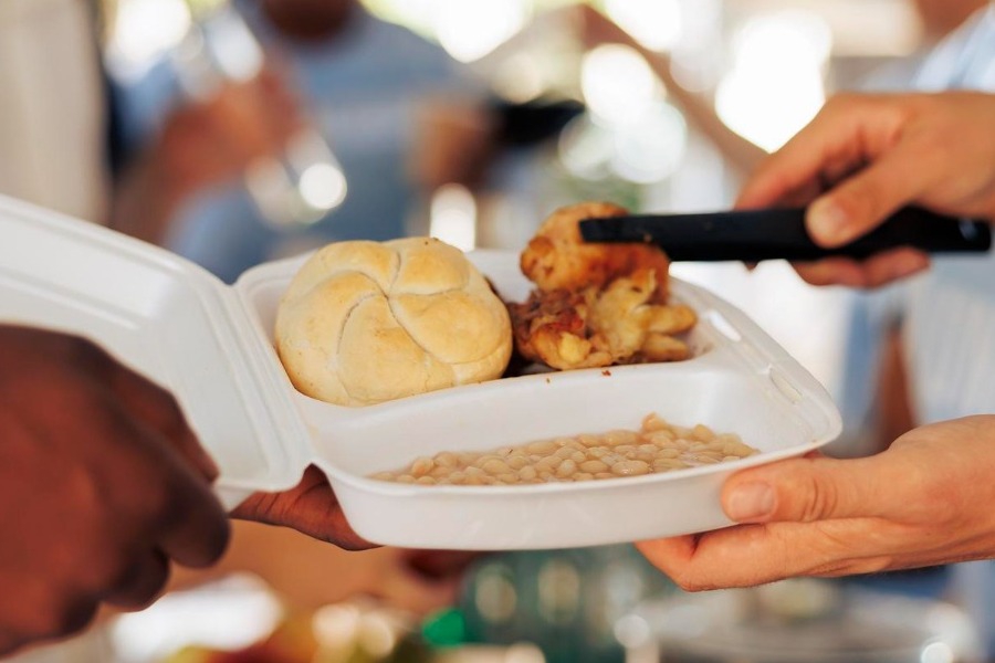 Τον συνέλαβαν γιατί τάιζε κόσμο, και αυτό λέει πολλά για όλους μας
