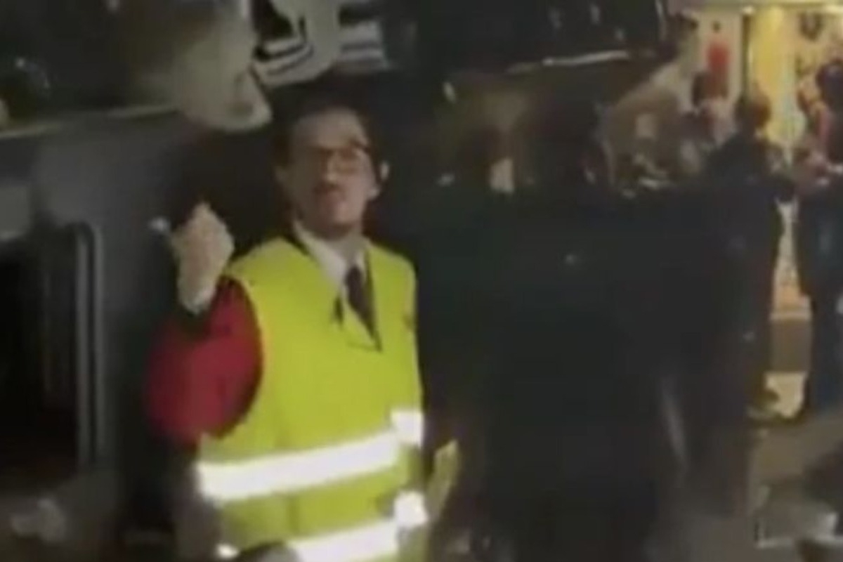 Σιδηροδρομικό δυστύχημα στην Ισπανία: Βίντεο ντοκουμέντο μέσα από το τρένο μετά τη σύγκρουση - Το βίντεο δείχνει μέλος του προσωπικού να δίνει οδηγίες στους επιβάτες προτρέποντάς τους να μείνουν μαζί και να προσέχουν ο ένας τον άλλον