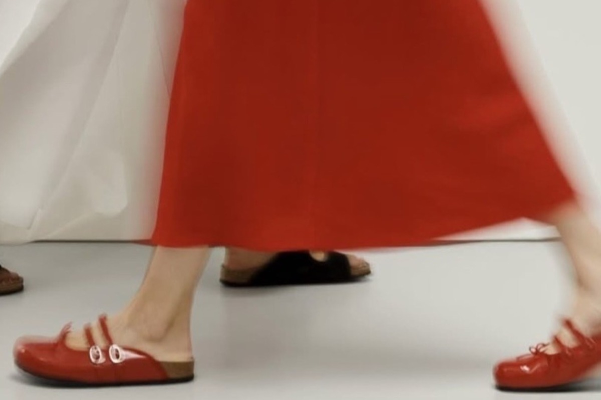 Τέλος οι μπαλαρίνες και τα clogs: Αυτά τα άνετα σανδάλια είναι η έκπληξη του καλοκαιριού