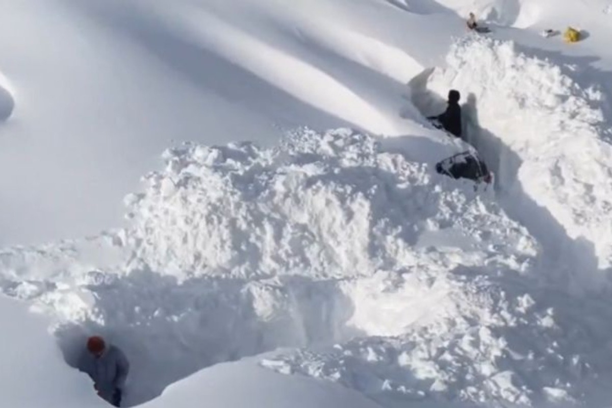 Καμτσάτκα: Ρεκόρ 30ετίας ‑ Πάνω από 4 μέτρα χιόνι, «θάφτηκαν» ολόκληρες γειτονιές