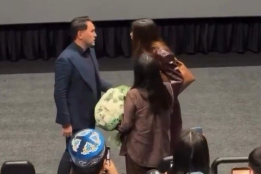 Viral στιγμή: Τσάκωσε τον σύζυγό της με την ερωμένη στο σινεμά ‑ Την «πλήρωσαν» τα λουλούδια