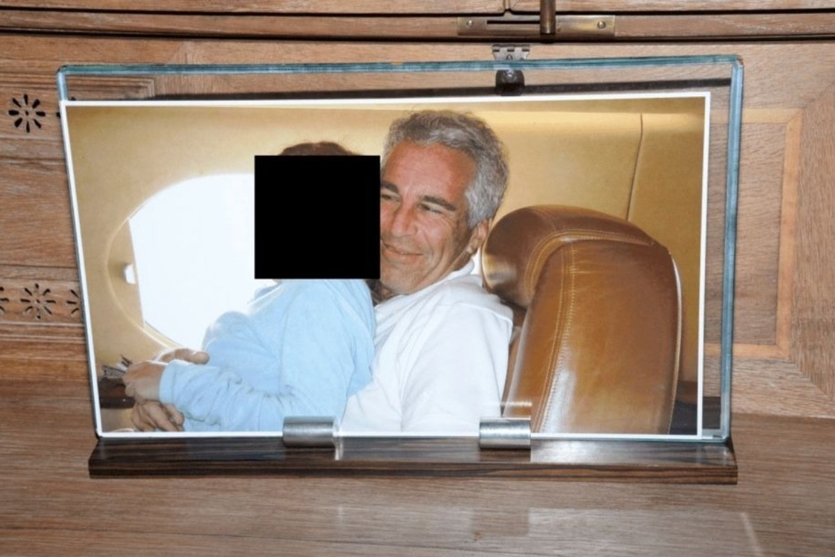 «Βόμβα» από τα έγγραφα Έπσταϊν: Ένα 9χρονο κορίτσι ήταν θύμα του καταδικασμένου παιδόφιλου - Από τα περισσότερα από 3 εκατομμύρια έγγραφα, βίντεο και φωτογραφίες που δημοσίευσε το αμερικανικό υπουργείο Δικαιοσύνης, προκύπτει ότι πολλά ανήλικα 