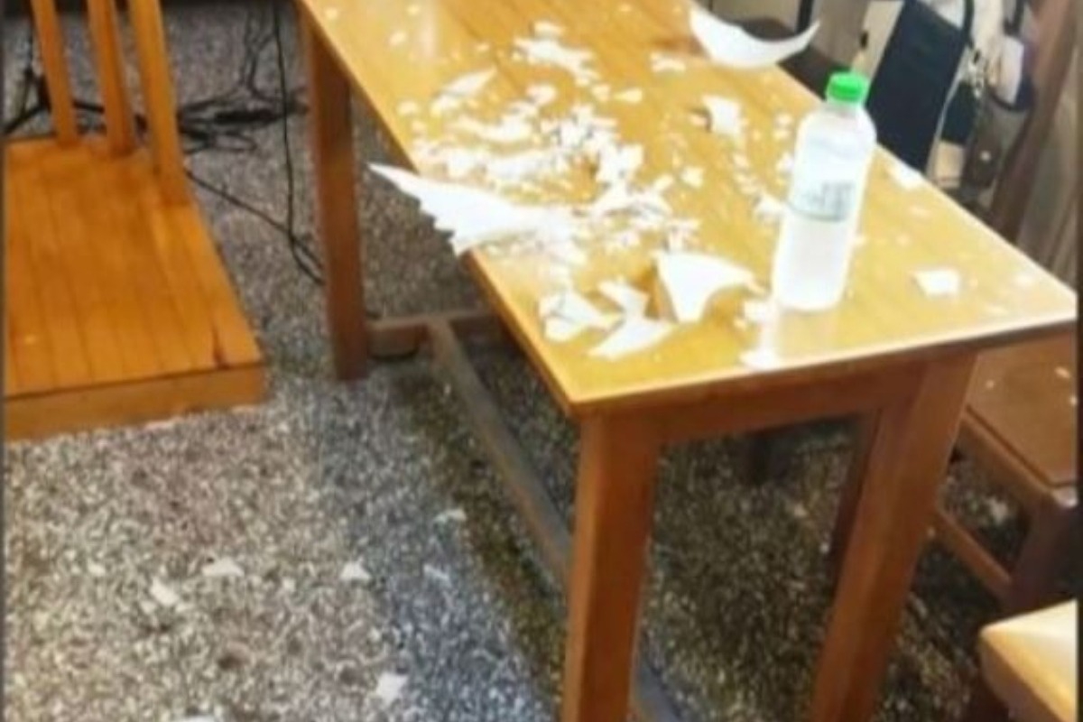 Βέροια: Πολυέλαιος έπεσε στο κεφάλι δικηγόρου μέσα στο Πρωτοδικείο Νάουσας - Κατά τη διάρκεια δικαστικής συνεδρίασης στη Νάουσα, φωτιστικό αποκολλήθηκε από την οροφή και έπεσε πάνω σε δικηγόρο