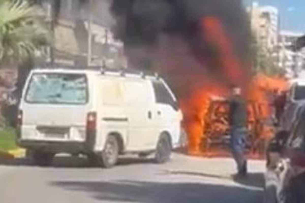 Αλιμος: Αφησε το αμάξι του για να πάει στη λαϊκή και έπιασε φωτιά - Δείτε βίντεο - Ένα σταθμευμένο αυτοκίνητο στον Αλιμο τυλίχθηκε ξαφνικά στις φλόγες ενώ ο ιδιοκτήτης του βρισκόταν στη λαϊκή αγορά