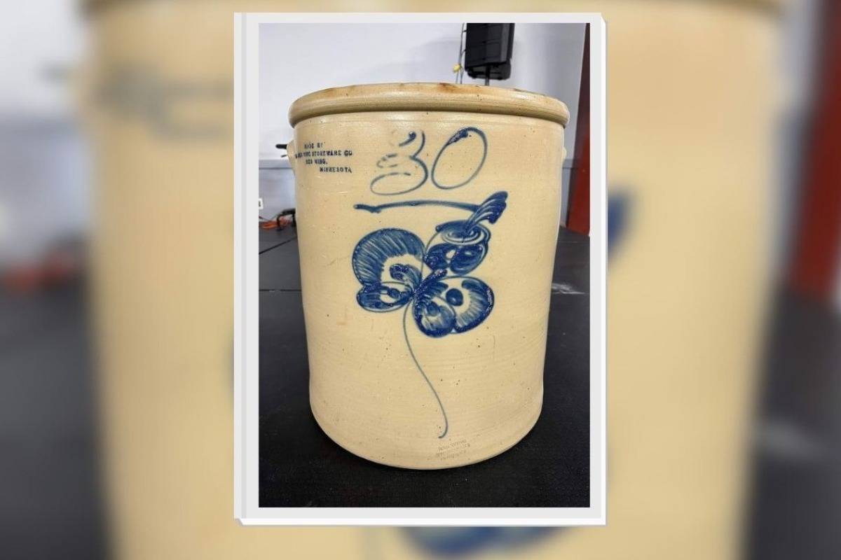 Από τα αζήτητα, στον «χρυσό»: Πήγε να πουλήσει παλιά στάμνα για $100 και εισέπραξε $32.000 - Ένα διπλά σφραγισμένο δοχείο Red Wing 30 γαλονιών, που για δεκαετίες θεωρούνταν απλό οικιακό σκεύος, αναδείχθηκε στον «πρωταγωνιστή» της συλλεκτικής α