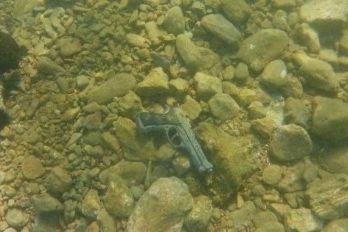 Βόλος: Πιστόλι κρότου εντοπίστηκε μέσα στη θάλασσα, λίγα μέτρα από την ακτή - Το όπλο εντόπισε ιδιώτης στην περιοχή Σουτράλι Αγριάς