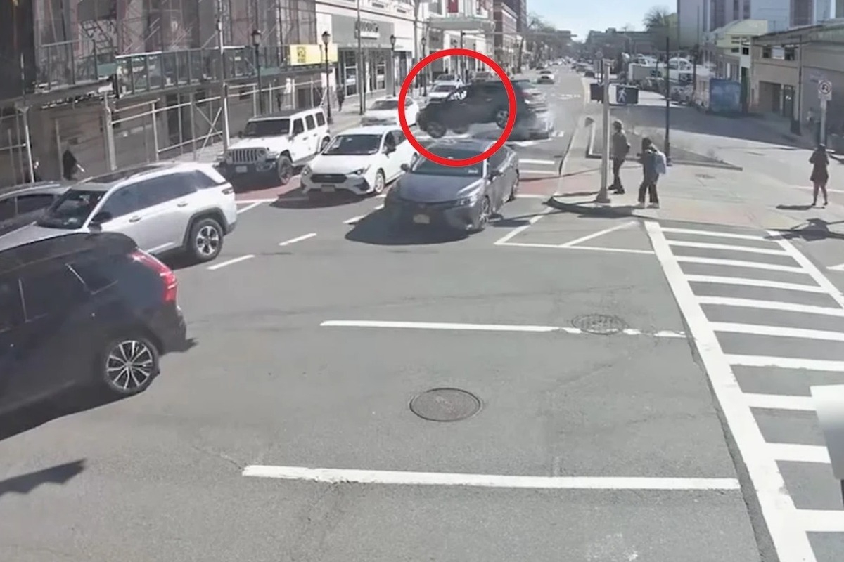 Αυτοκίνητο «πέταξε» πάνω από δρόμο και καρφώθηκε σε σκαλωσιές στη Νέα Υόρκη – Δείτε το σοκαριστικό βίντεο - Από καθαρή τύχη το όχημα δεν χτύπησε τρεις ανθρώπους που στέκονταν στη νησίδα εκείνη τη στιγμή