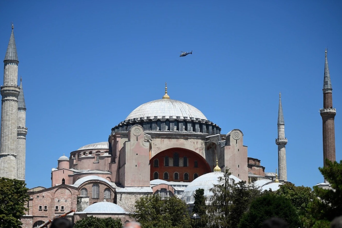 Στη φυλακή οι Έλληνες που άνοιξαν σημαία με τον βυζαντινό αετό στην Αγιά Σοφιά - Το Ελληνικό Προξενείο στην Κωνσταντινούπολη παρακολουθεί στενά την υπόθεση