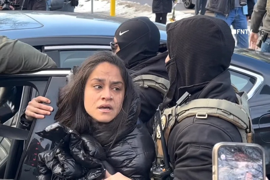 Μινεάπολη: Πράκτορες της ICE έσυραν ΑμεΑ πολίτη με τη βία από το όχημά της: «Πήγαινα στον γιατρό» - Της έσπασαν το τζάμι του συνοδηγού, έκοψαν τη ζώνη ασφαλείας της και την τράβηξαν έξω για να τη συλλάβουν