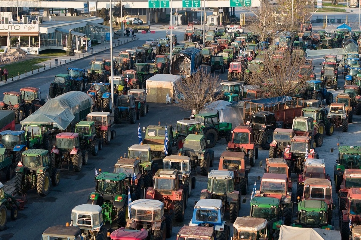 Αγρότες από όλη την Ελλάδα κλιμακώνουν τις κινητοποιήσεις - Σχέδια για 48ωρους αποκλεισμούς δρόμων - «Οι δρόμοι δεν είναι δικοί τους, είναι δικοί μας. Τους πληρώνουμε με τη δουλειά και τους φόρους μας» διαμηνύουν