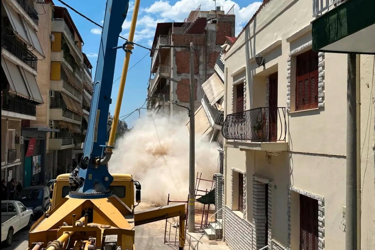 Πετράλωνα: Απομακρύνονται τα μπάζα από την πολυκατοικία που κατέρρευσε