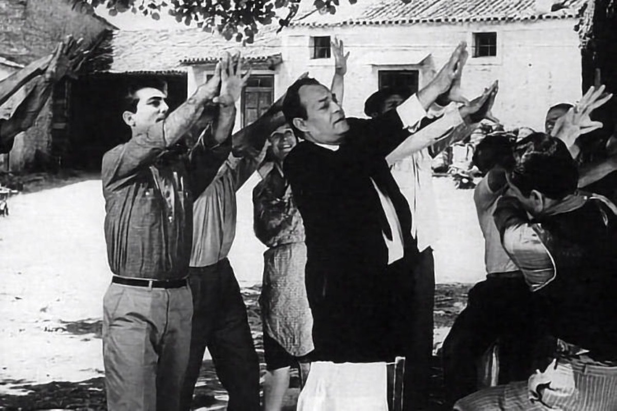 Πώς γεννήθηκε η μούντζα; Η πιο γνωστή ελληνική χειρονομία κρύβει μια σκοτεινή ιστορία
