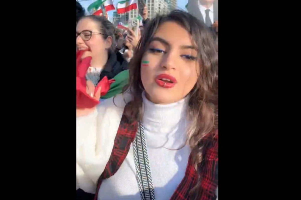 Η Ιρανή που άναψε τσιγάρο με φωτογραφία του Χαμενεΐ έγινε πάλι viral - «Στο είπα ότι θα χορέψουμε πάνω στον τάφο σου, έτσι δεν είναι;» έγραψε η Ιρανή σε ανάρτηση στο «X»