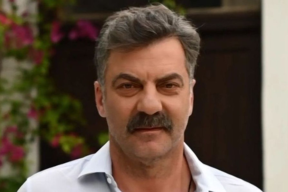 Στάθης Μαντζώρος: Δύσκολες ώρες για τον ηθοποιό 10 μήνες μετά το εγκεφαλικό που υπέστη - Ο αγαπημένος «καφετζής» του τηλεοπτικού κοινού στη σειρά «Σασμός» νοσηλεύεται στον Ερυθρό Σταυρό