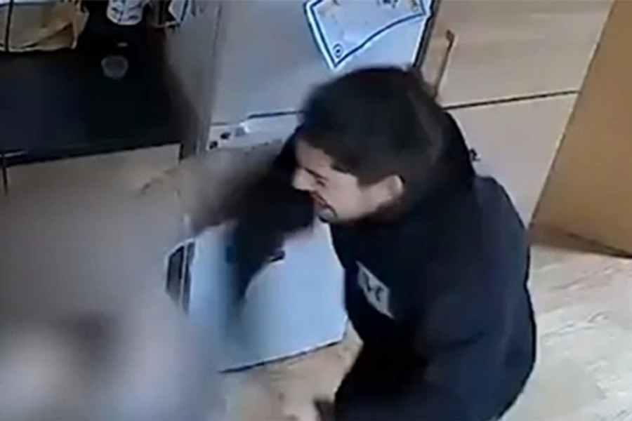 Την έφτυνε, την κλωτσούσε και την απειλούσε με θάνατο – το δικαστήριο δεν τον φυλάκισε παρά τις αδιανόητες εικόνες βίας