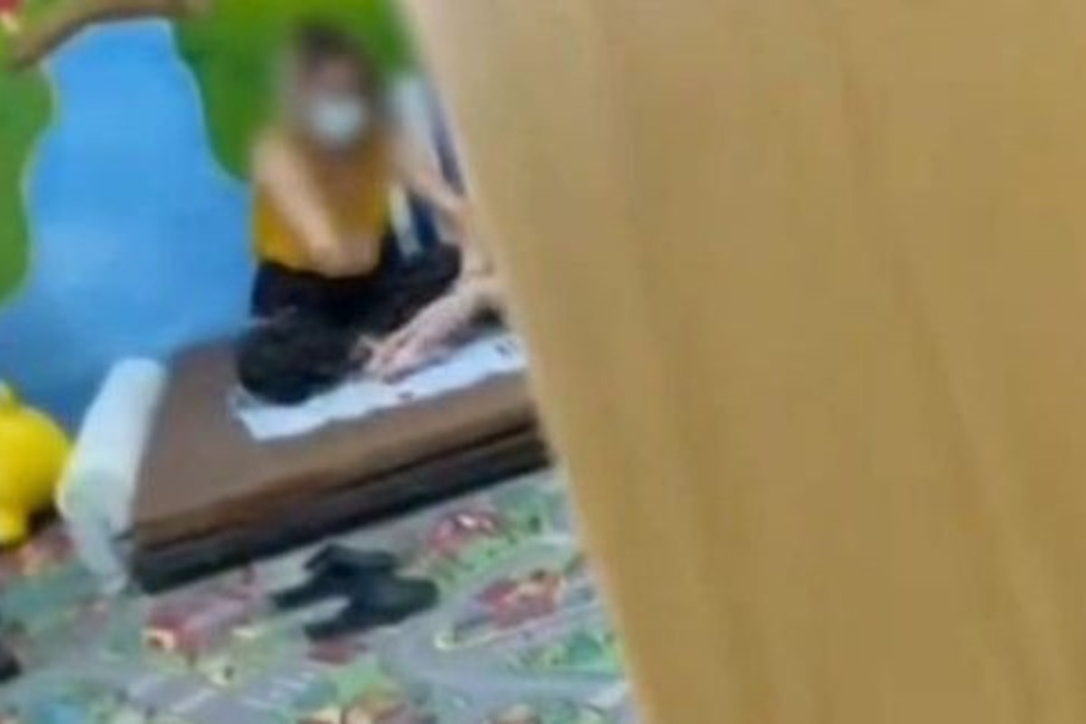 Περιστατικό κακοποίησης παιδιού με εγκεφαλική παράλυση από φυσικοθεραπεύτρια καταγράφηκε σε βίντεο - Το καταγγελλόμενο περιστατικό, το οποίο συνοδεύεται κι από σχετικό βίντεο που προκαλεί αποτροπιασμό, φέρεται να έγινε πριν από έξι χρόνια