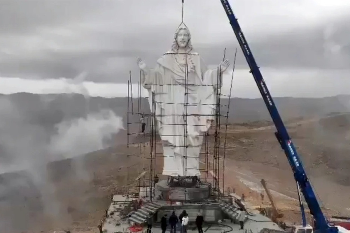 Αγαλμα του Ιησού Χριστού 26 μέτρων τοποθετήθηκε στα σύνορα Λιβάνου‑Συρίας ως μήνυμα ειρήνης