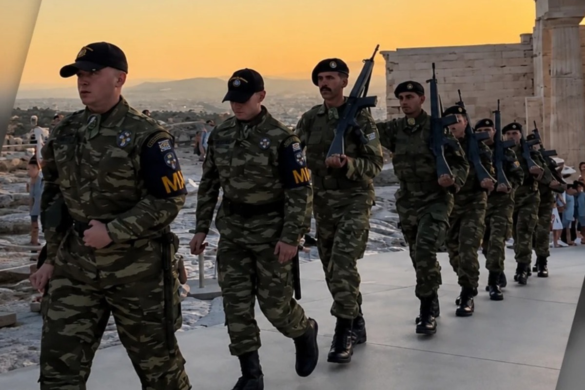 Ακρόπολη: «Στο νηπιαγωγείο καλύτερο βήμα κάναμε» – Αντιδράσεις για άγημα στην υποστολή σημαίας