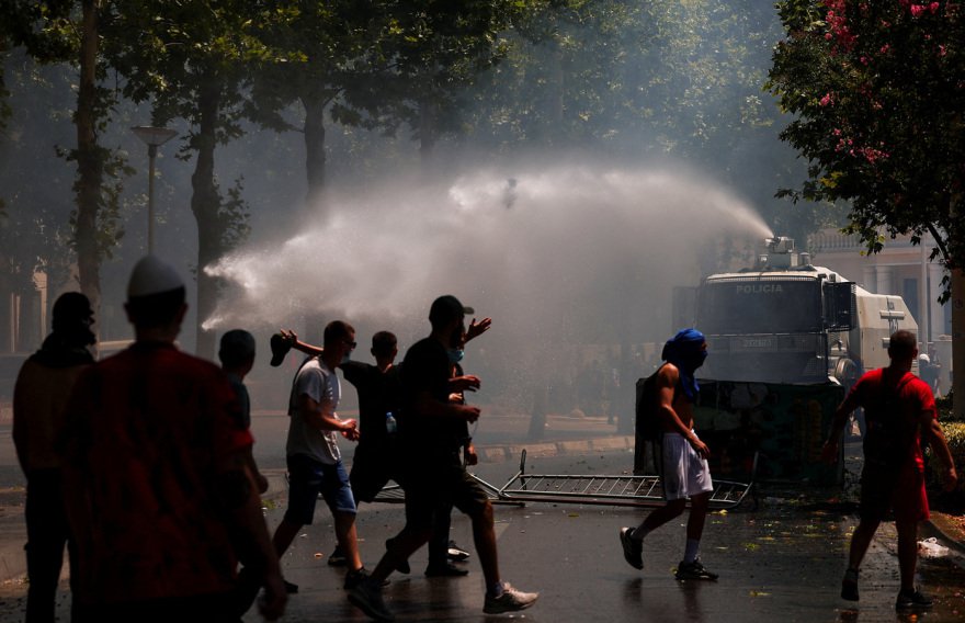Άγρια επεισόδια στα Τίρανα με τραυματίες: Πέτρες, δακρυγόνα και συλλήψεις έξω από τη Βουλή, δείτε βίντεο και φωτογραφίες