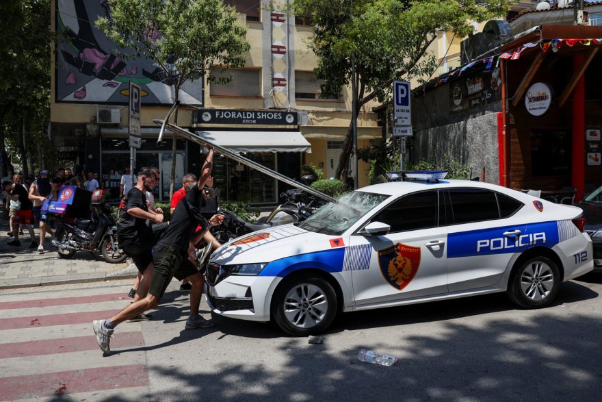 Άγρια επεισόδια στα Τίρανα με τραυματίες: Πέτρες, δακρυγόνα και συλλήψεις έξω από τη Βουλή, δείτε βίντεο και φωτογραφίες
